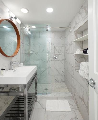 Breezeway Boutique Hotel — Bathroom
