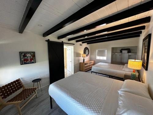 Breezy Palms Resort — Guest room