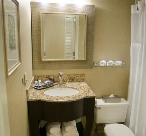 Brent House Hotel — Bathroom
