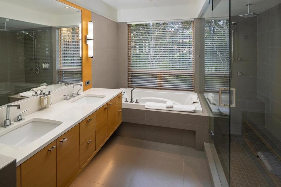 Brentwood Bay Resort Adults Only 16 — Bathroom