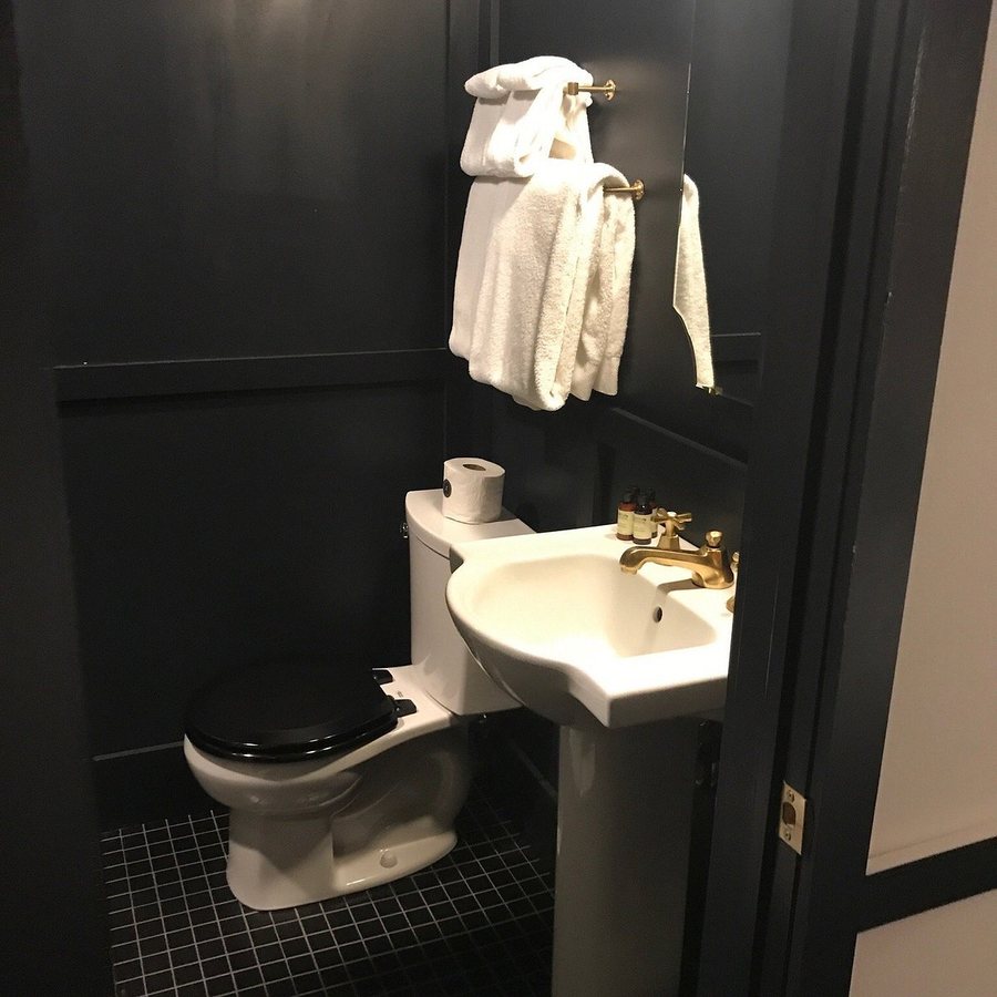 Brentwood Hotel — Bathroom