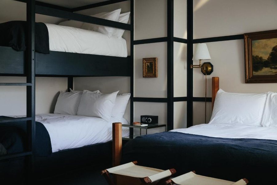 Brentwood Hotel — Guest room