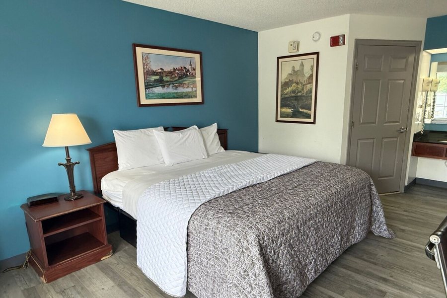 Brentwood Inn and Suites — Guest room