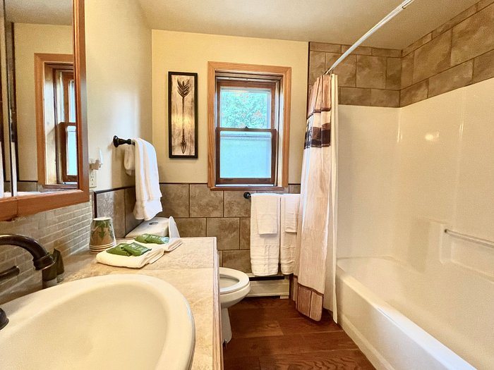 Brentwood Lodging — Bathroom