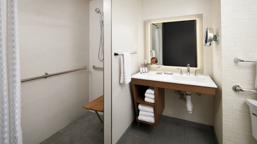 Brewhouse Inn and Suites — Bathroom