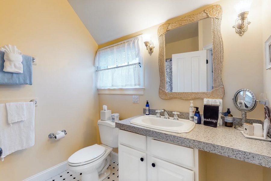 Brewster By The Sea Inn — Bathroom