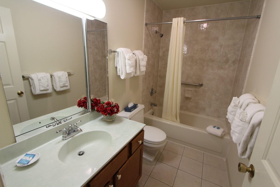 Brewster Green Resort — Bathroom