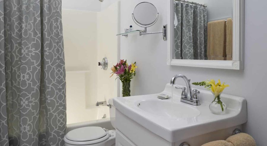 Brewster House Bed Breakfast — Bathroom