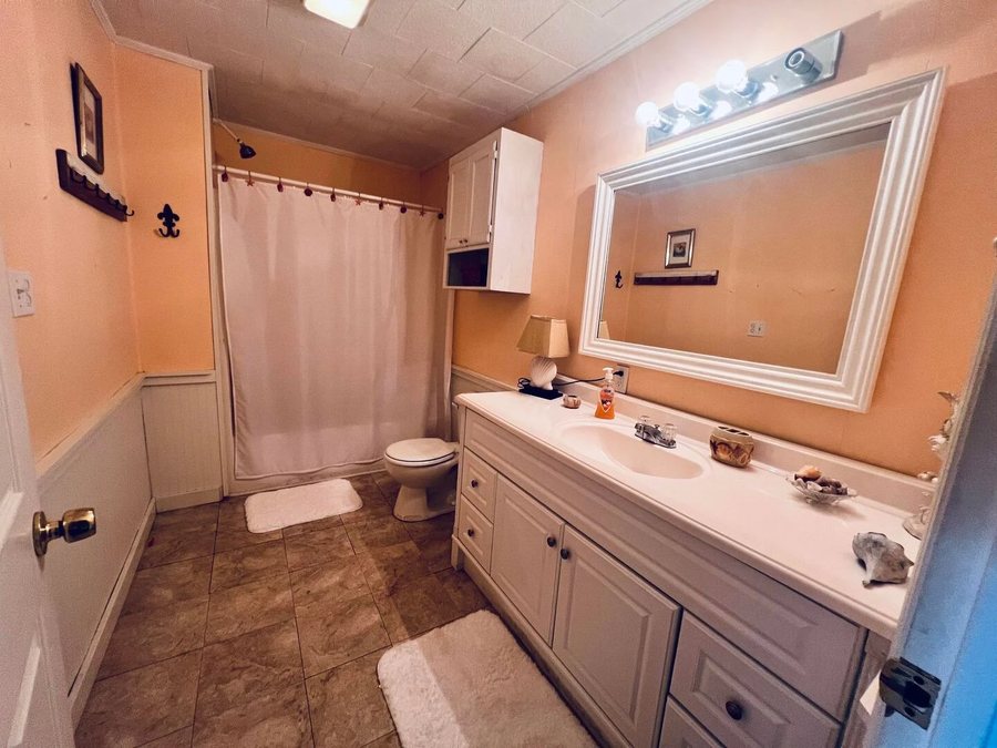Bridge Side Cabins and Marina Grand Isle Louisiana — Bathroom