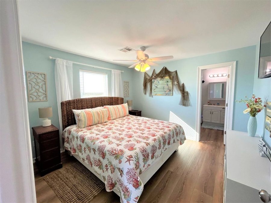 Bridge Side Cabins and Marina Grand Isle Louisiana — Guest room