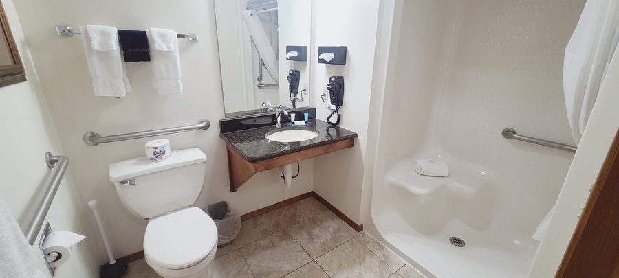 Bridgeport Waterfront Resort — Bathroom