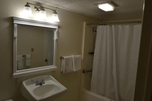 Bridgeview Motel — Bathroom