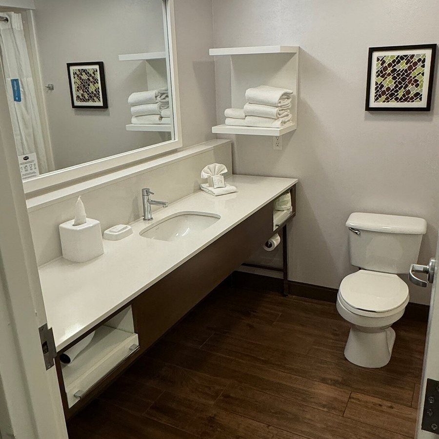 Bridgeway Inn Suites Portland Airport — Bathroom