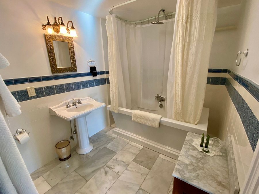 Brinckerhoff Inn — Bathroom