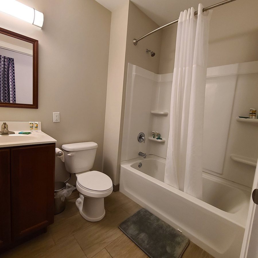 Brinton Hotel — Bathroom