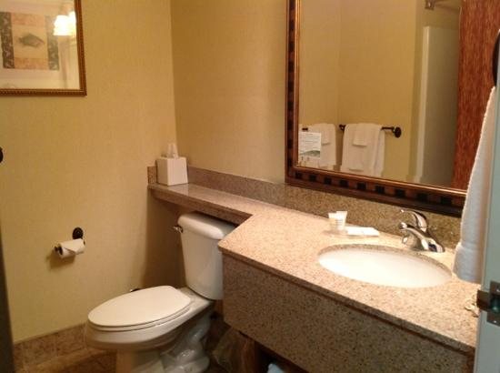 Brio Beach Inn — Bathroom