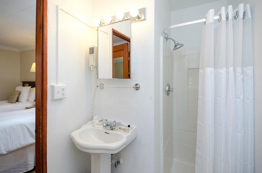 Bristol Arcadia Inn — Bathroom