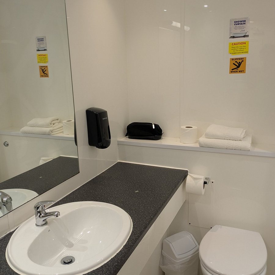Brittany Motel — Bathroom
