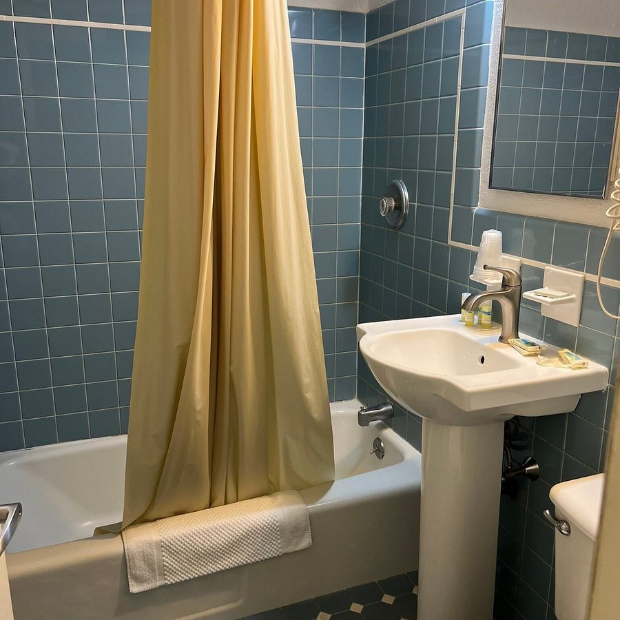 Brittany Motel — Bathroom