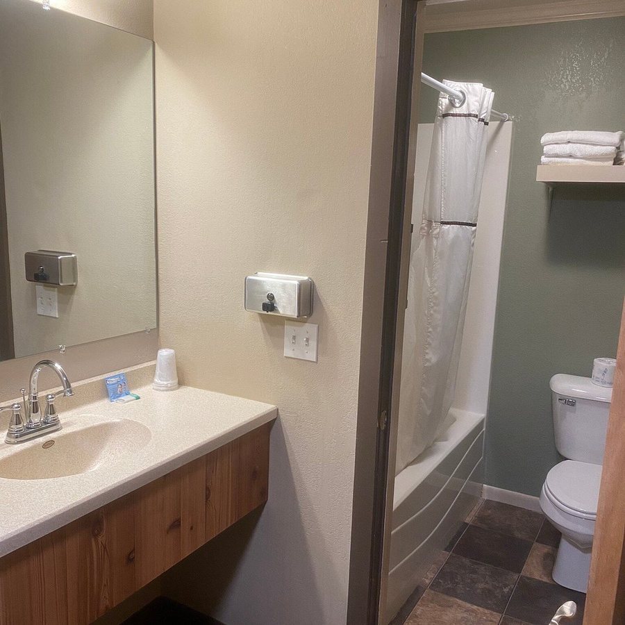 Broadus Motels — Bathroom
