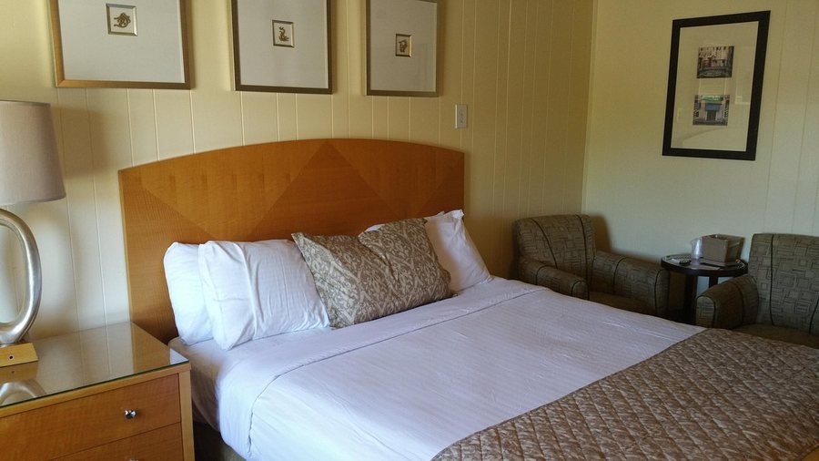 Broadway Court Motel — Guest room