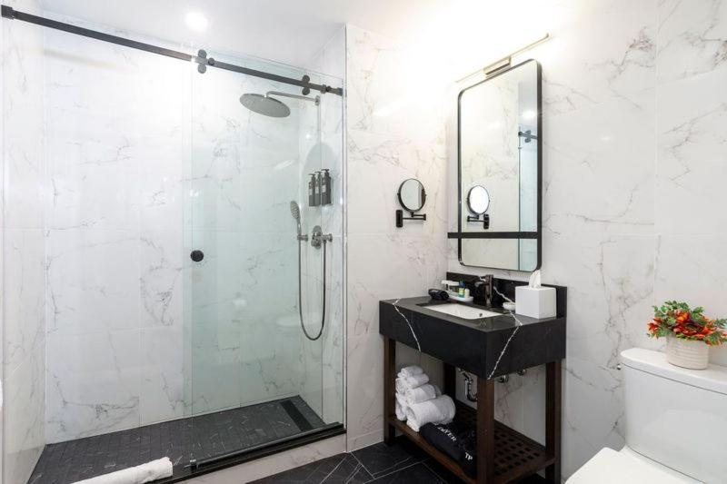 Broadway Plaza Hotel — Bathroom