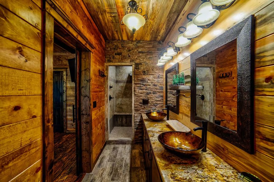 Broken Bow Cabin Lodging — Bathroom