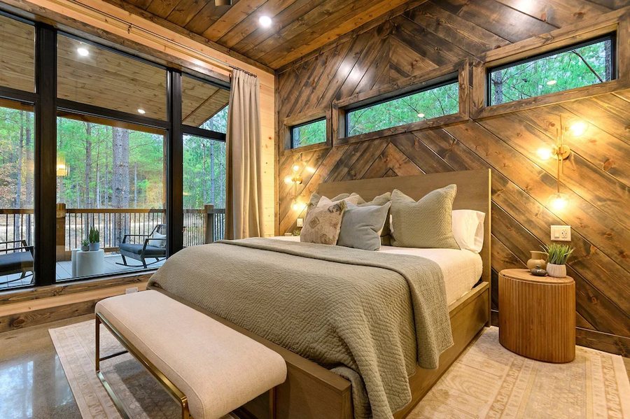 Broken Bow Cabin Lodging — Guest room