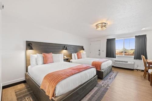 Broken Spur Inn — Guest room