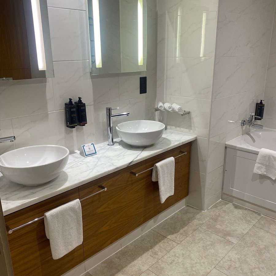 Brook Manor Lodge — Bathroom