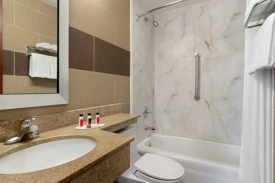 Brooklyn Suites — Bathroom