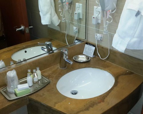 Brooklyn Way Hotel — Bathroom