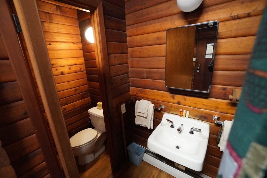 Brooks Lodge — Bathroom