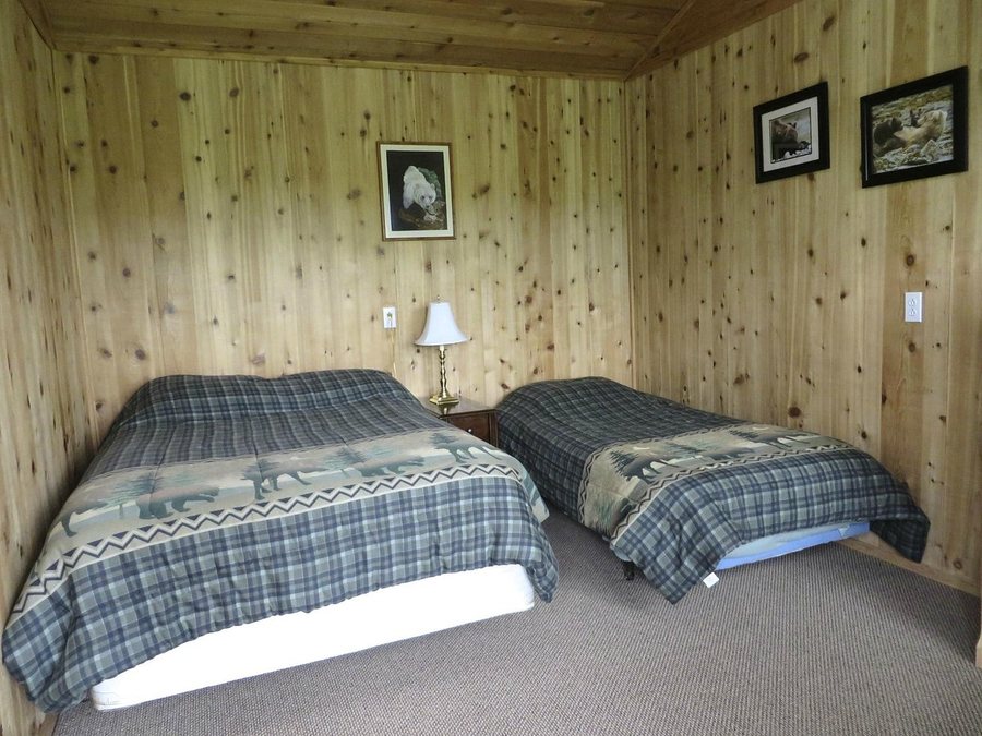 Brooks Lodge — Guest room