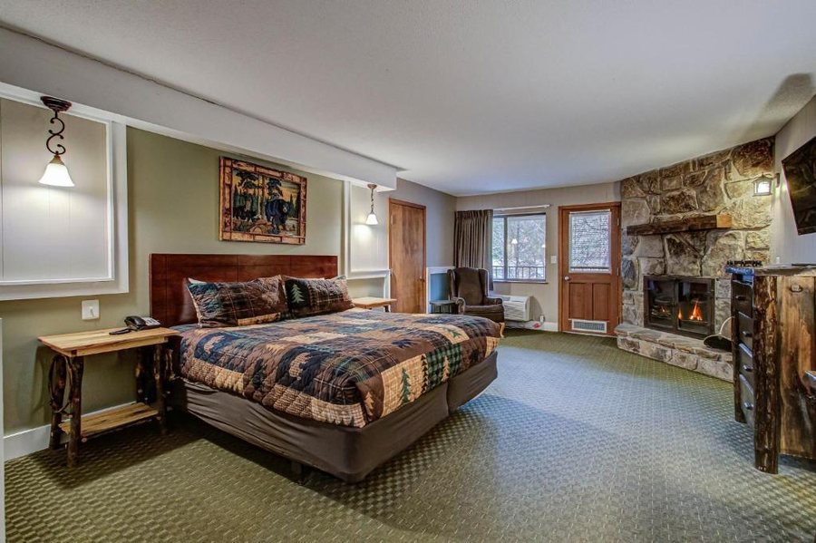 Brookside Lodge — Guest room