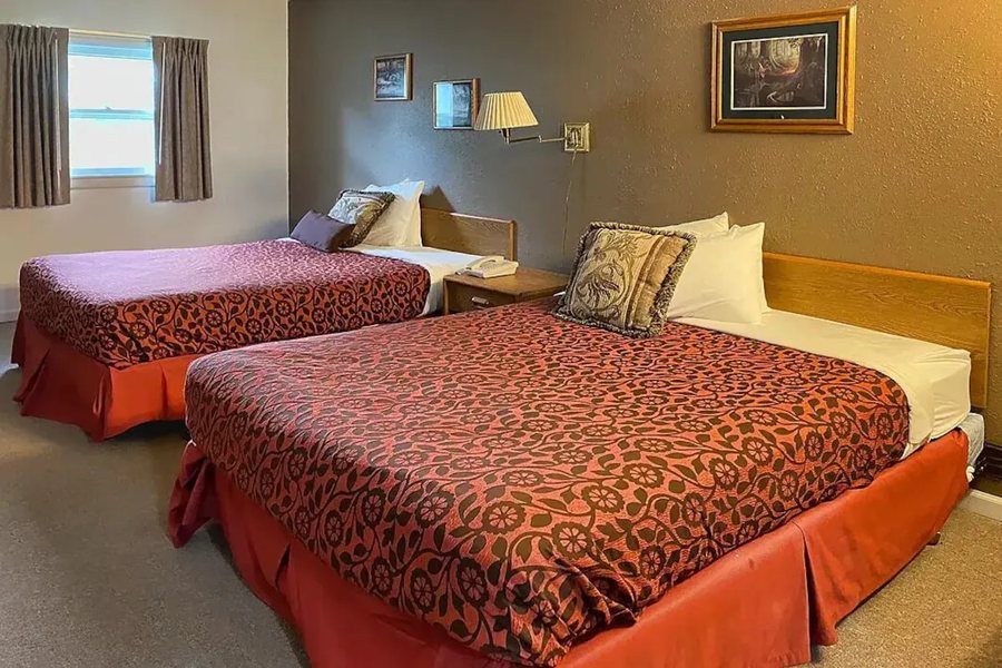 Brookside Motel — Guest room
