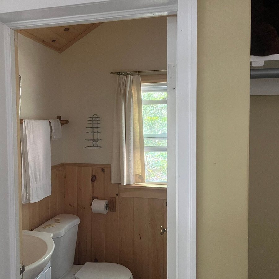 Brookside Motel — Bathroom
