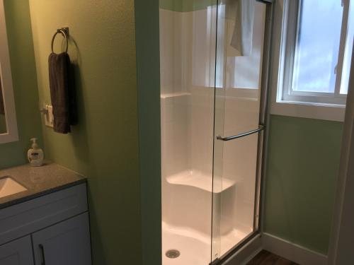 Brookside Mountain Mist Bed Breakfast — Bathroom