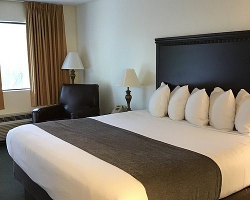 Brookwood Inn — Guest room