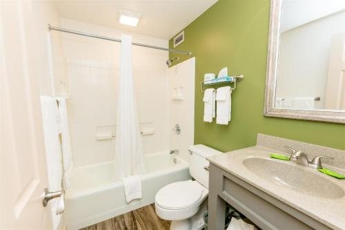 Brown County Inn — Bathroom