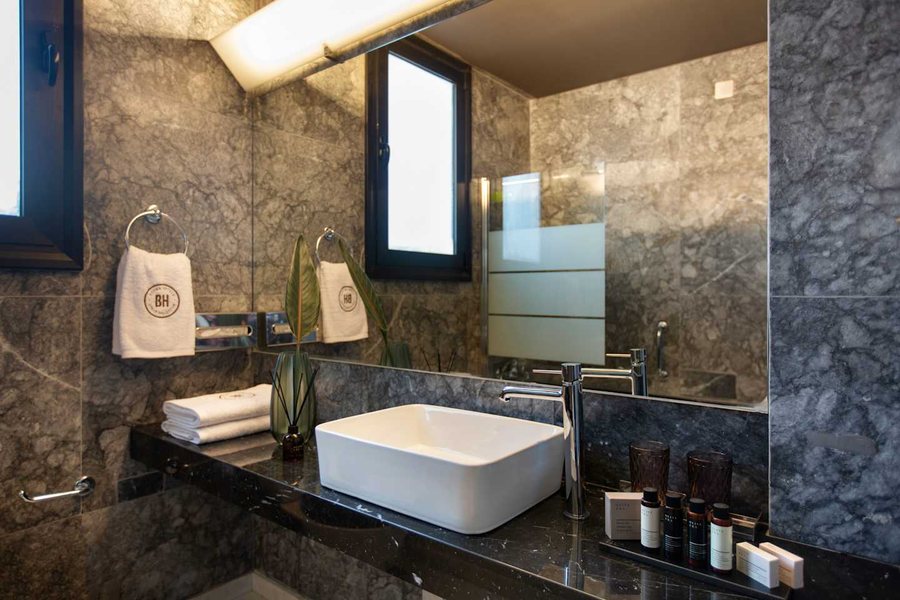 Brown Lighthouse Athens — Bathroom