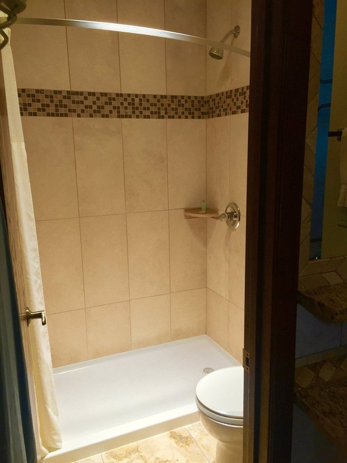 Browns Canyon Inn — Bathroom