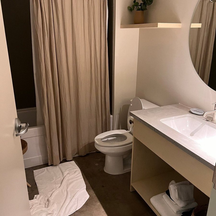 Brut Hotel — Bathroom