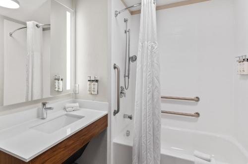 Bryson Inn — Bathroom