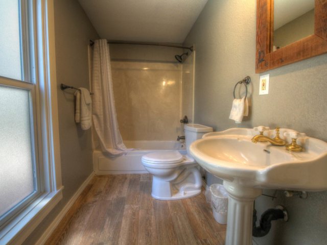 Buck Meadows Lodge — Bathroom