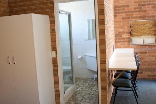 Buckaroo Motor Inn — Bathroom