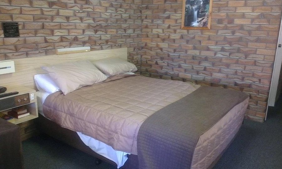 Buckaroo Motor Inn — Guest room