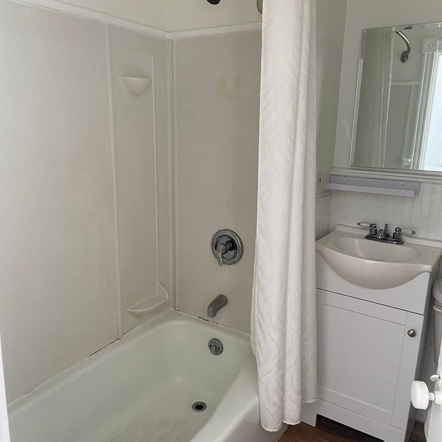 Buckingingham Motel — Bathroom
