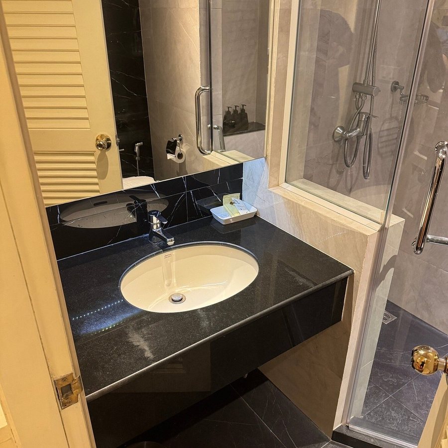 Buddy Lodge Hotel — Bathroom