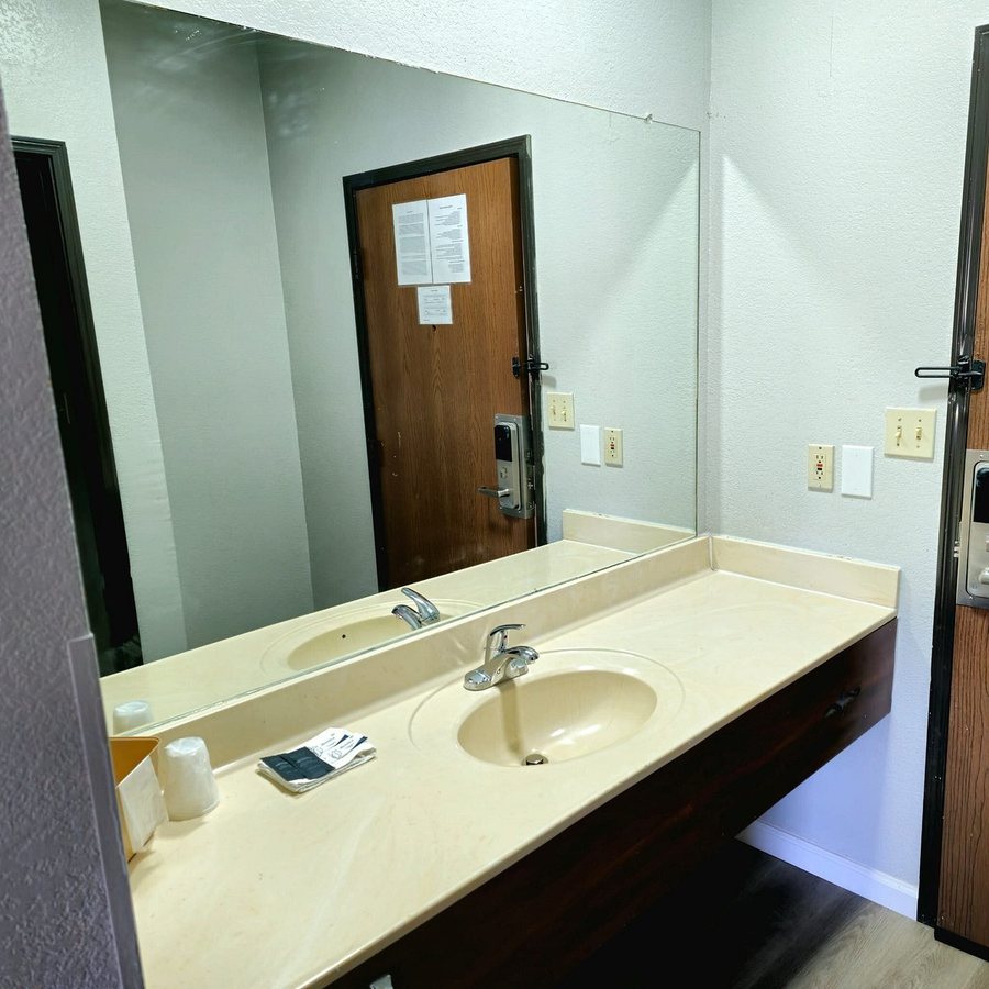 Budget Host Caribou Inn Hallock Minnesota — Bathroom